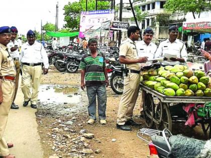 Khamgaon police rush to relieve traffic congestion! | वाहतूक कोंडी सोडविण्यासाठी खामगाव पोलिसांची धावपळ!