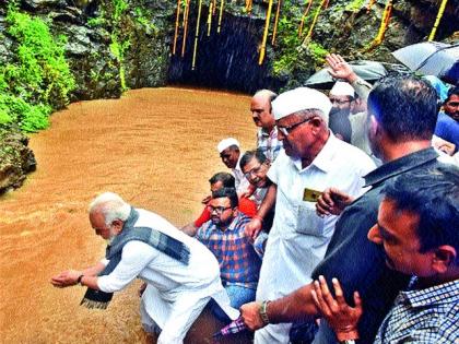 Cattle water worship by Varunaraja's witness | वरुणराजाच्या साक्षीने मांजरपाड्याचे जलपूजन