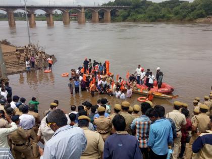 Maratha Kranti Morcha Sanghit Maratha Kranti Marchatfe Water Sanma movement | Maratha Kranti Morcha : सांगलीत मराठा क्रांती मोर्चातर्फे जलसमाधी आंदोलन