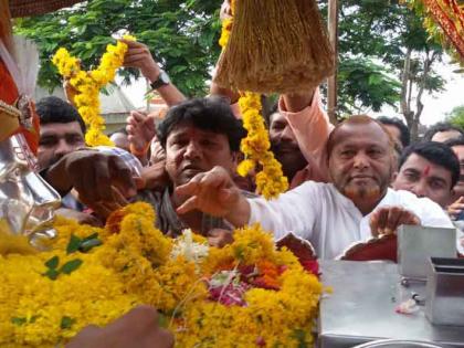 Visitors took a glimpse of Shree's palak in Mehkar city | मेहकर शहरात श्रींच्या पालखीचे घेतले भाविकांनी दर्शन