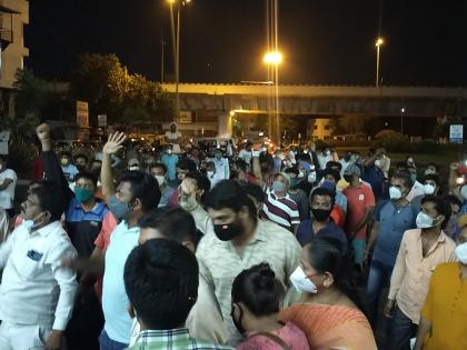 Sitting and shouting slogans in front of Mumbainaka Police Station | मुंबईनाका पोलीस ठाण्यासमोर ठिय्या अन घोषणाबाजी