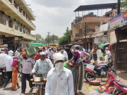 Crowd in Nandgaon market, violation of rules | नांदगाव बाजारपेठेत गर्दी, नियमांचे उल्लंघन