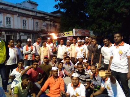 Mahalaxmi flame from Kolhapur, cutting the foot in a span of six hundred kilometers in four days | चार दिवसात सहाशे कि.मी.अंतर पायी कापून आणली कोल्हापूरहून महालक्ष्मीची ज्योत