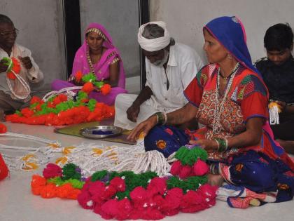 Decoration: The number of families is decreasing | साज बनविणा:या कुटूंबांची संख्या होतेय कमी Decoration: The number of families is decreasing | साज बनविणा:या कुटूंबांची संख्या होतेय कमी