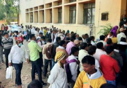 Crowd at the caste verification office | जात पडताळणी कार्यालयात झुंबड