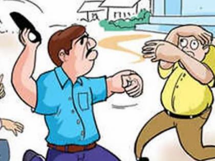 A couple were beaten to death in the Sakri Naka area | साक्री नाका परिसरात एकास दाम्पत्याची मारहाण A couple were beaten to death in the Sakri Naka area | साक्री नाका परिसरात एकास दाम्पत्याची मारहाण