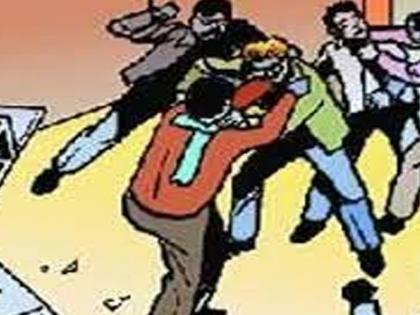 एकमेकांवर अंडी फेकून युवकांमध्ये हाणामारी