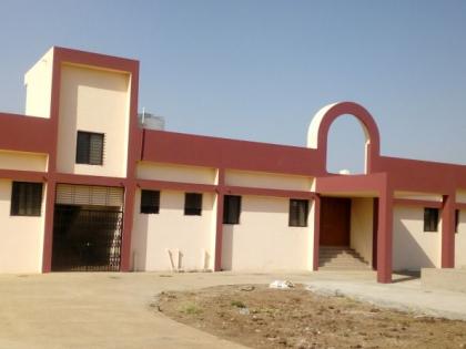 Millions worth of rupees erected in the dust | लाखो रुपये खचरून बांधलेली इमारत धूळखात Millions worth of rupees erected in the dust | लाखो रुपये खचरून बांधलेली इमारत धूळखात