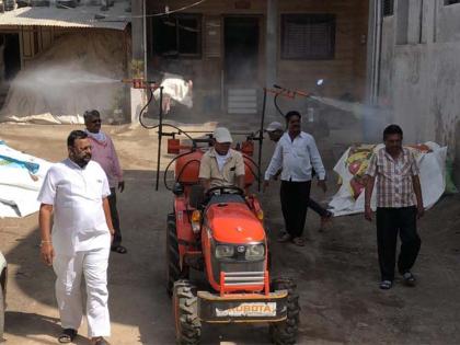 The spraying of drugs by the gram panchayat | तºहाडी ग्रामपंचातीतर्फे औषध फवारणी The spraying of drugs by the gram panchayat | तºहाडी ग्रामपंचातीतर्फे औषध फवारणी