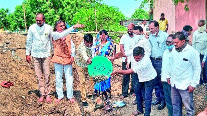 Foundation stone of Zilla Parishad school building at Deshmane | देशमाने येथे जिल्हा परिषद शाळा इमारतीची पायाभरणी