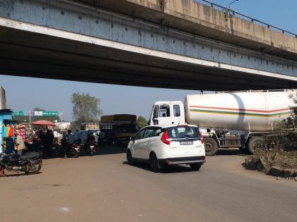 Unauthorized shops on Wani Chowfuli obstruct traffic | वणी चौफुलीवर अनधिकृत दुकानांमुळे वाहतुकीला अडथळे