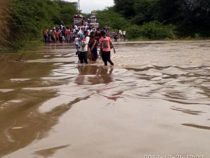 Parbhani: Due to rains, floods in rivers, floods in rivers; Many routes closed | परभणी : पावसामुळे जिल्ह्यातील ओढे, नाल्यांना पूर; अनेक मार्ग बंद