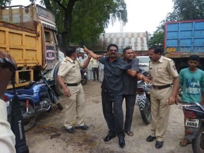 In the premises of the Rahruri police station, the attempt of suicide of the businessman | राहुरीत पोलीस स्टेशनच्या आवारात व्यावसायिकाचा आत्महत्येचा प्रयत्न