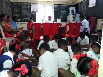 A school filled with a group of education officers | गटशिक्षणाधिकाऱ्यांच्या दालनातच भरली शाळा