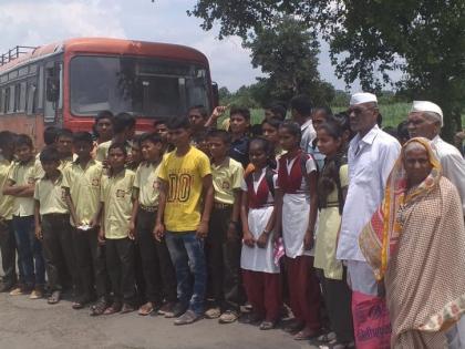 ST buses were stopped at a white gate in Bhadgaon taluka | भडगाव तालुक्यातील पांढरद फाट्यावर एसटी बसेस रोखल्यात