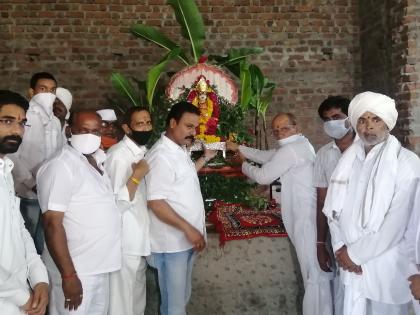 Concluding Ashadhi Wari by sitting in Sant Muktabai Paduka Swasthali Gabhara at Kothali | कोथळी येथे संत मुक्ताबाई पादुका स्वस्थळी गाभाऱ्यात विराजमान करून आषाढी वारीची सांगता