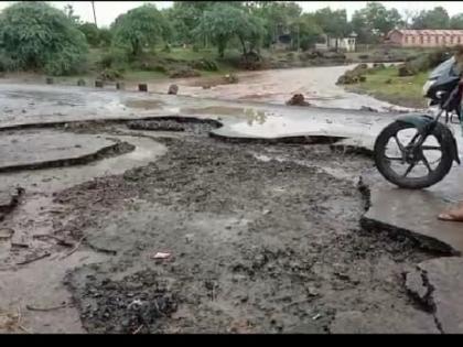 The slab of the bridge over the Waki River in Jamnar taluka was completely flooded | जामनेर तालुक्यातील वाकी नदीवरील पुलाचा स्लॅब पुरात वाहून गेला