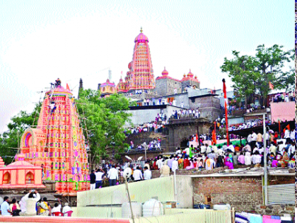 The celebration of 'Har..ar .. Mahadev' in the garrison of colors | ‘हर..हर.. महादेव’च्या गजरात रंगला ध्वज बांधण्याचा सोहळा