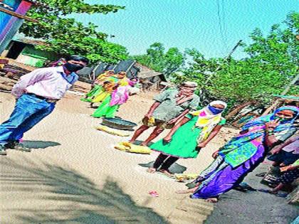 Purchase grain to the threshold keeping physical distance | शारीरिक अंतर राखत उंबरदहाडला धान्य खरेदी