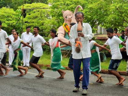  Vasubaras celebrates tribal culture | आदीवासी जमातीच्या संस्कृतीचे दर्शन घडवणारी ‘वसुबारस’ ठाणे जिल्हाधिकारी कार्यालय प्रांगणात नृत्याच्या तालावर साजरी