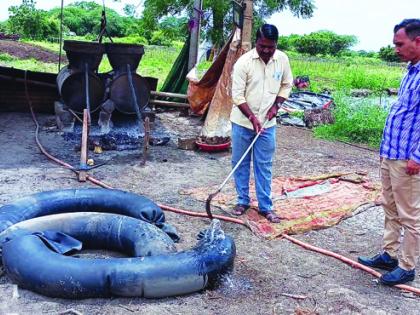 big news; The tubes of hand-baked liquor hidden in the farm were taken out by the police | मोठी बातमी; शेततळ्यात लपविलेले हातभट्टी दारूचे टयुब पाण्यात उतरून पोलिसांनी काढले