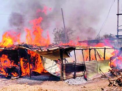 Agnitandav in Bhalewadi; Coal of five barns | भालेवाडीत अग्नितांडव; पाच गोठ्यांचा कोळसा Agnitandav in Bhalewadi; Coal of five barns | भालेवाडीत अग्नितांडव; पाच गोठ्यांचा कोळसा