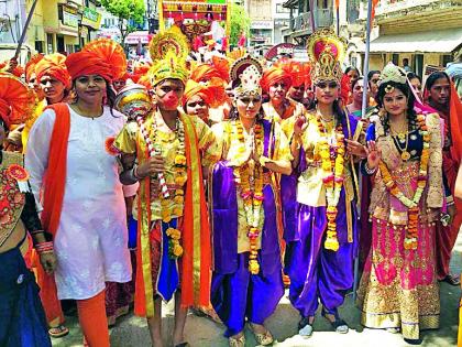 'Jai Shriram' carries the city of Nainadale | ‘जय श्रीराम’च्या गजराने निनादले शहर