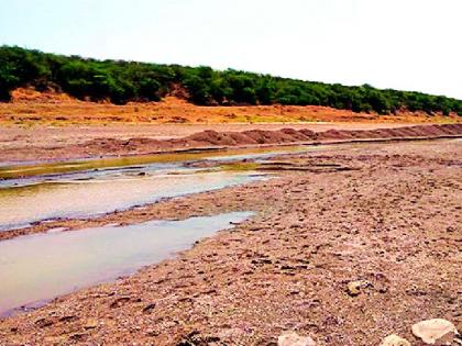 The look of the staircase of the river Vardhaini Wardha | जीवनदायिनी वर्धा नदीच्या पात्राला डबक्याचे स्वरूप