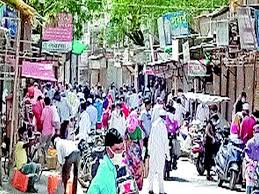 Violators seal three shops in Yeola | नियम भंग करणाऱ्यांची येवल्यात तीन दुकाने सील