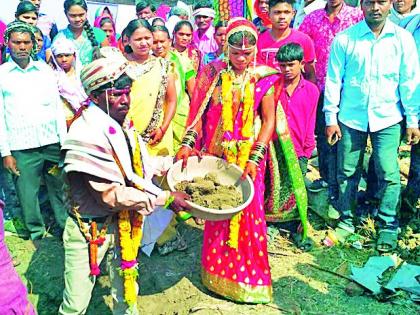 Shoshchaddha khanala mangalakaca home mining | मंगलाष्टकं संपताच घरी खणला शोषखड्डा