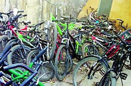 33 bicycles stolen from hunger | भुकेपोटी चोरल्या ३३ सायकली