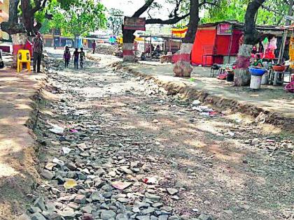 Dissent the devotees in the road running | रखडलेल्या रस्त्याने भाविकांना मनस्ताप