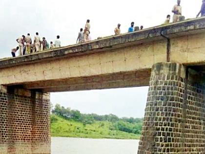 Three more victims of Penganga river bridge | पैनगंगा नदी पुलाने घेतले आणखी तीन बळी Three more victims of Penganga river bridge | पैनगंगा नदी पुलाने घेतले आणखी तीन बळी