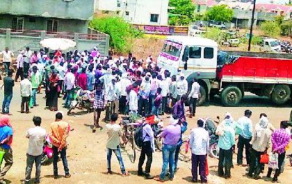 Workers' workers in Pimpalgaon | पिंपळगावात कामगारांचा रास्तारोको