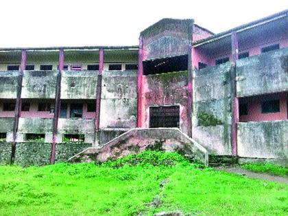  The school is in disrepute and the students are stunned | शाळा मोडकळीस आल्याने विद्यार्थ्यांचा जीव टांगणीला