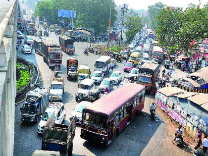  Nasikkar is in the collision of stuck vehicles! | नाशिककर अडकले वाहनांच्या गराड्यात !