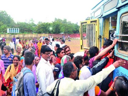 Thousands of pilgrims leave for Trimbak Nagar: Harar Mahadev ..., Jai Bhole ... Bomb Bom Bhole ... | हजारो भाविक त्र्यंबकनगरीकडे रवाना : हरहर महादेव..., जय भोले...बम बम भोले...