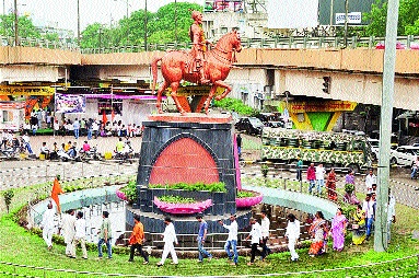 101 Pradakshina in the statue of Lord Shiva in Aurangabad | औरंगाबादेत शिवरायांच्या पुतळ्याला १०१ प्रदक्षिणा