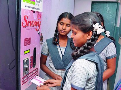 PADMAN 'for girls in Nagpur Municipal school | नागपूरच्या मनपा शाळेतील मुलींसाठी ‘ते’ ठरले ‘पॅडमॅन’