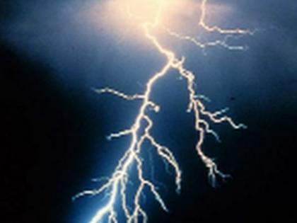 One woman was killed and two were injured when lightning struck | वीज पडून एक महिला ठार तर दोन जखमी 