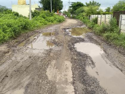 Poor condition of Hendrun-Mohadi road | हेंद्रुण-मोहाडी रस्त्याची दुरवस्था