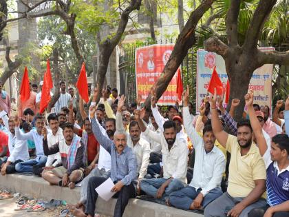 Enforcing Mathadi Labor Act, Indefinite dharna in front of Kolhapur Collector office of Hamal Panchayat | माथाडी कामगार कायद्याची अंमलबजावणी करा, हमाल पंचायतचे कोल्हापूर जिल्हाधिकारी कार्यालयासमोर बेमुदत धरणे