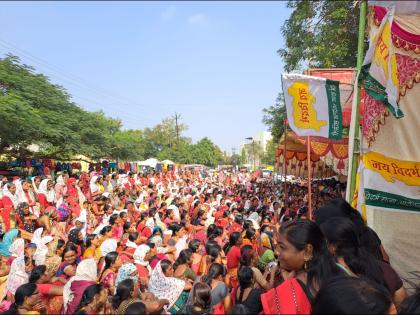 Anganwadi workers strike at Collector's office | अंगणवाडी सेविकांची जिल्हाधिकारी कार्यालयावर धडक