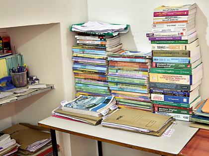 Hostel Library | ग्रंथालय नावाचेच, पुस्तके कार्यालयात