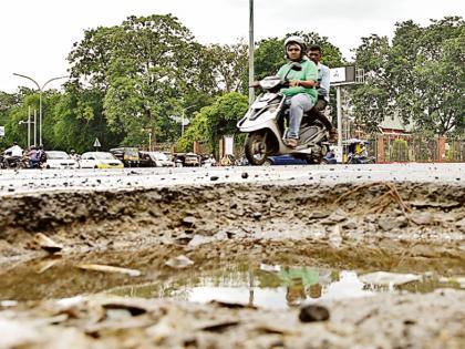 Paste every day to repair ... | म्हणे रोज होते खड्डे दुरुस्ती...