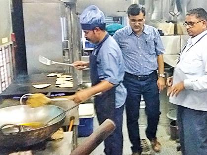 Inspection of food items performed by the Railway Authority | रेल्वे अधिकाºयांनी केले खाद्यपदार्थांचे निरीक्षण