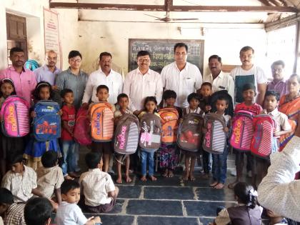 Distribution of offices to 3 flood affected students | ३२० पूरग्रस्त विद्यार्थ्यांना दफ्तरे वाटप सुरू, अजित ठाणेकर यांचा संकल्प