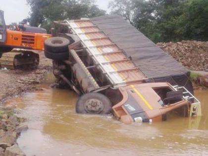 The truck overturned in the leading riverbed | करंजेतील अग्रणी नदीपात्रात ट्रक उलटला : सुदैवाने चालक बचावला