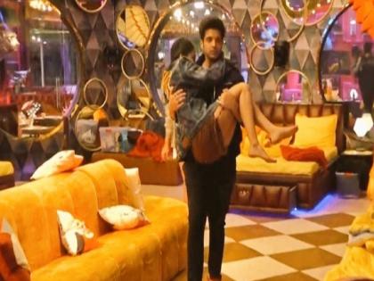 Bigg Boss 15: Karan Kunrdrra Rush for medical assistance for Tejasswi Prakash after her health goes for a toss during the captaincy task | Bigg Boss 15: टास्कदरम्यान बिघडली तेजस्वीची तब्येत, करण कुंद्राने अख्ख घर डोक्यावर घेतलं...!