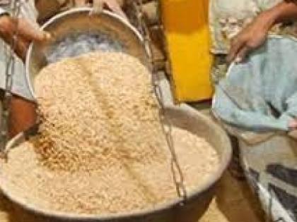 As soon as the MPs turn their backs, the crowd rushes to get food grains. | खासदारांनी पाठ फिरवताच धान्य घेण्यासाठी उसळली गर्दी, तळीरामांमुळे डिस्टिन्संगचा फज्जा